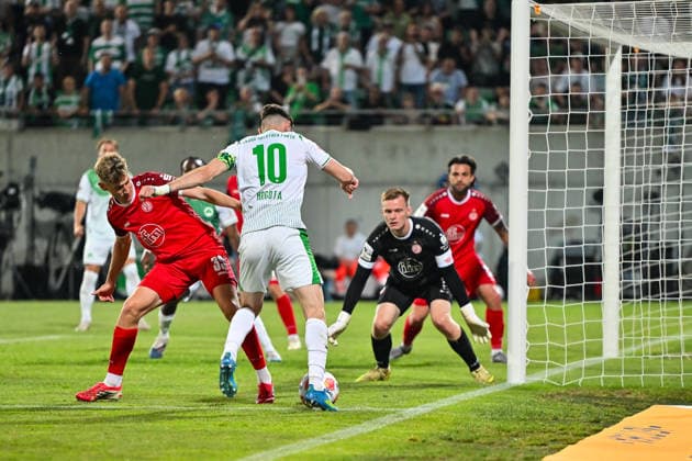 Relagation 2.Bundesliga: SpVgg Greuther Fürth - Rot-Weiss Essen; 26.05.2026 FÜRTH, GERMANY - 26. MAI: im Duell Branimir HRGOTA (SpVgg Greuther Fuerth 10) und Fianluca SWAJKOWSKI (Rot-Weiss Essen 39) während dem Match zwischen der SpVgg Greuther Fürth und Rot-Weiss Essen beim Rückspiel der Relegation zur 2. Bundesliga im Sportpark Ronhof DFL REGULATIONS PROHIBIT ANY USE OF PHOTOGRAPHS AS IMAGE SEQUENCES AND OR QUASI-VIDEO Copyright: xBEAUTIFULxSPORTS Goldbergx