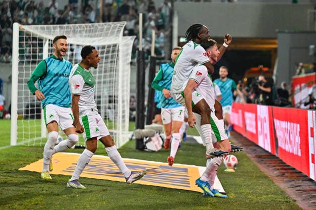 Relagation 2.Bundesliga: SpVgg Greuther Fürth - Rot-Weiss Essen; 26.05.2026 FÜRTH, GERMANY - 26. MAI: Jubel der Fürther nach dem Treffer zum 2-0 durch Branimir HRGOTA (SpVgg Greuther Fuerth 10) Tor Torschuetze Freude Happy während dem Match zwischen der SpVgg Greuther Fürth und Rot-Weiss Essen beim Rückspiel der Relegation zur 2. Bundesliga im Sportpark Ronhof DFL REGULATIONS PROHIBIT ANY USE OF PHOTOGRAPHS AS IMAGE SEQUENCES AND OR QUASI-VIDEO Copyright: xBEAUTIFULxSPORTS Goldbergx