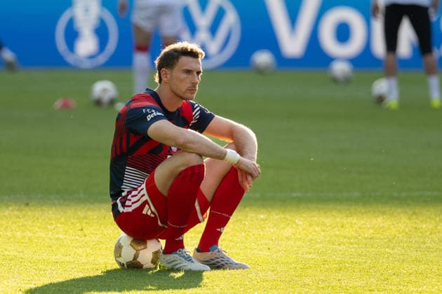 Leon Goretzka (FC Bayern Muenchen, 08) sitzend auf dem Fussball. GER, FC Bayern Muenchen vs. VfB Stuttgart, Fussball, Herren, DFB-Pokal, Finale, Spielzeit 2025 2026, 23.05.2026, DFL DFB REGULATIONS PROHIBIT ANY USE OF PHOTOGRAPHS AS IMAGE SEQUENCES AND OR QUASI-VIDEO, GER, FC Bayern Muenchen vs. VfB Stuttgart, Fussball, Herren, DFB-Pokal, Finale, Spielzeit 2025 2026, 23.05.2026 Berlin *** Leon Goretzka FC Bayern Muenchen, 08 sitting on the football GER, FC Bayern Muenchen vs VfB Stuttgart, Football, Men, DFB Pokal, Final, Season 2025 2026, 23 05 2026, DFL DFB REGULATES PROHIBIT ANY USE OF PHOTOGRAPHS AS IMAGE SEQUENCES AND OR QUASI VIDEO, GER, FC Bayern Muenchen vs VfB Stuttgart, Football, Men, DFB Cup, Final, Season 2025 2026, 23 05 2026 Berlin Copyright: xEibner-Pressefoto WolfgangxFrankx EP_WFK