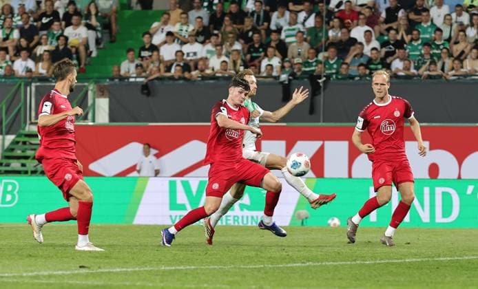 26.05.2026 - Fussball - Saison 2025 2026 - Relegation 2. Fussball Bundesliga - Rückspiel: SpVgg Greuther Fürth ( Kleeblatt ) - Rot Weiss Essen RWE - Sportfoto Zink DaMa - xdaxmax - DFL regulations prohibit any use of photographs as image sequences and or quasi-video - only for editorial use - Jaka Cuber Potocnik (9, Rot-Weiss Essen ) mit Torschuss