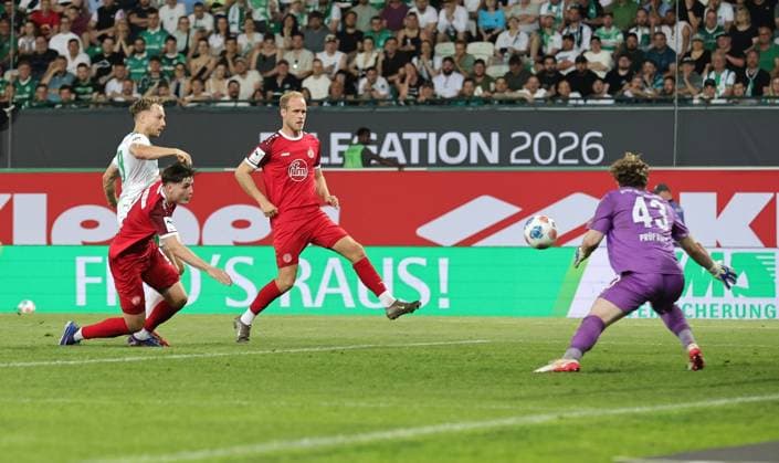 26.05.2026 - Fussball - Saison 2025 2026 - Relegation 2. Fussball Bundesliga - Rückspiel: SpVgg Greuther Fürth ( Kleeblatt ) - Rot Weiss Essen RWE - Sportfoto Zink DaMa - xdaxmax - DFL regulations prohibit any use of photographs as image sequences and or quasi-video - only for editorial use - Jaka Cuber Potocnik (9, Rot-Weiss Essen ) mit Torschuss Tor, welches nach Abseits zurück genommen wurde