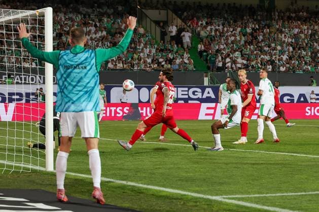Der Schuss von Branimir Hrgota 10 (Spvgg Greuther Fuerth), verdeckt, geht zum 2:0 ins Tor, Auswechselspieler Dennis Srbeny 7 (Spvgg Greuther Fuerth) jubelt bereits frueh, SpVgg Greuther Fuerth vs. Rot-Weiss Essen, Fussball, Maenner, Relegation, 2. Bundesliga, DFL, Saison 2025 2026, Rueckspiel, 26.05.2026 DFB regulations prohibit any use of photographs as image sequences and or quasi-video Fuerth Bayern Deutschland