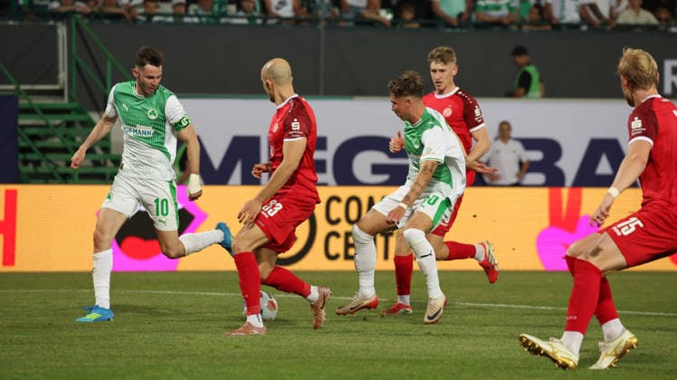 26.05.2026, xrekx, Fussball 2.Bundesliga Relegation, SpVgg Greuther Fuerth - Rot-Weiss Essen v.l. Branimir Hrgota (SpVgg Greuther Fuerth) Tobias Kraulich (Rot-Weiss Essen) Felix Klaus (SpVgg Greuther Fuerth) Zweikampf, Aktion, action, battle for the ball (DFL DFB REGULATIONS PROHIBIT ANY USE OF PHOTOGRAPHS as IMAGE SEQUENCES and or QUASI-VIDEO) Fuerth