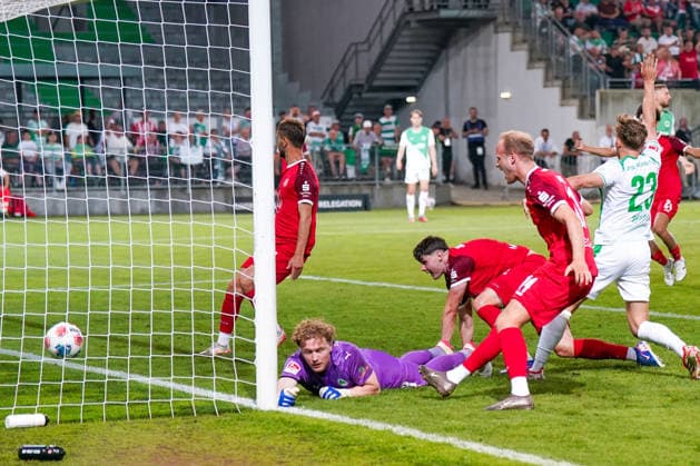 Deutschland: Fussball 2. Bundesliga Relegation 2025 - 2026 - SpVgg Greuther-Fürth vs Rot-Weiss Essen - Sportpark Ronhof I Thomas Sommer (Fürth): RWE verkürzt aus dem Nichts! Hofmann flankt traumhaft aus dem Halbfeld vor das Tor. Cuber Potocnik muss nur noch den Fuß hinhalten. Jaka Potocnik (Rot-Weiss Essen, 9) Freude, Emotionen, Jubel - Schiedsrichter Robert Schröder (Hannover) annulliert den Treffer aber Copyright: xJOERANxSTEINSIEKx