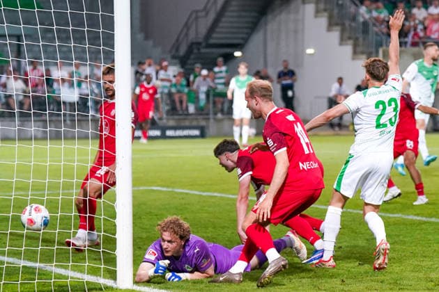 Deutschland: Fussball 2. Bundesliga Relegation 2025 - 2026 - SpVgg Greuther-Fürth vs Rot-Weiss Essen - Sportpark Ronhof I Thomas Sommer (Fürth): RWE verkürzt aus dem Nichts! Hofmann flankt traumhaft aus dem Halbfeld vor das Tor. Cuber Potocnik muss nur noch den Fuß hinhalten. Jaka Potocnik (Rot-Weiss Essen, 9) Freude, Emotionen, Jubel - Schiedsrichter Robert Schröder (Hannover) annulliert den Treffer aber Copyright: xJOERANxSTEINSIEKx