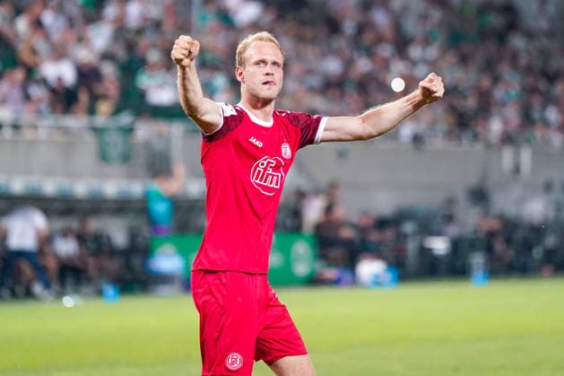 Deutschland: Fussball 2. Bundesliga Relegation 2025 - 2026 - SpVgg Greuther-Fürth vs Rot-Weiss Essen - Sportpark Ronhof I Thomas Sommer (Fürth): Lucas Brumme (Rot-Weiss Essen, 14) Freude, Emotionen, Jubel, Geste, Gestik, Emotion Copyright: xJOERANxSTEINSIEKx