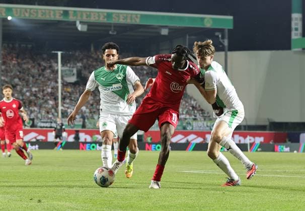 26.05.2026 - Fussball - Saison 2025 2026 - Relegation 2. Fussball Bundesliga - Rückspiel: SpVgg Greuther Fürth ( Kleeblatt ) - Rot Weiss Essen RWE - Sportfoto Zink DaMa - xdaxmax - DFL regulations prohibit any use of photographs as image sequences and or quasi-video - only for editorial use - Sayfallah Ltaief (47, SpVgg Greuther Fürth ) Dickson Abiama (11, Rot-Weiss Essen ) Gian Luca Gian-Luca Itter (27, SpVgg Greuther Fürth )