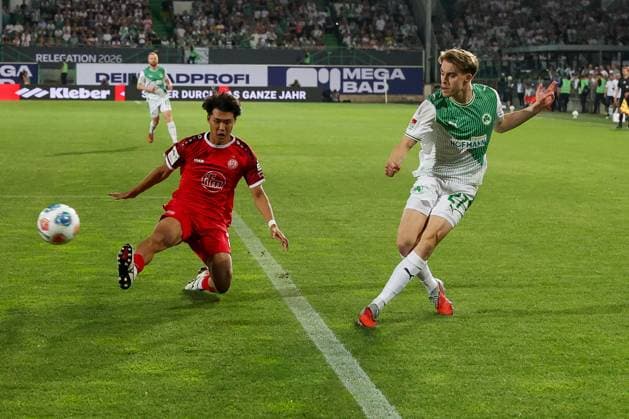 Luca Itter 27 (Spvgg Greuther Fuerth), rechts, mit einer Hereingabe, Aktion mit Kaito Mizuta 24 (Rot-Weiss Essen), SpVgg Greuther Fuerth vs. Rot-Weiss Essen, Fussball, Maenner, Relegation, 2. Bundesliga, DFL, Saison 2025 2026, Rueckspiel, 26.05.2026 DFB regulations prohibit any use of photographs as image sequences and or quasi-video Fuerth Bayern Deutschland