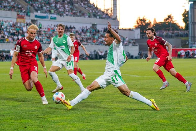 Deutschland: Fussball 2. Bundesliga Relegation 2025 - 2026 - SpVgg Greuther-Fürth vs Rot-Weiss Essen - Sportpark Ronhof I Thomas Sommer (Fürth): Sayf Ltaief (SpVgg Greuther Fürth, 47) Ben Hüning Ben Huening (Rot-Weiss Essen, 15) Copyright: xJOERANxSTEINSIEKx