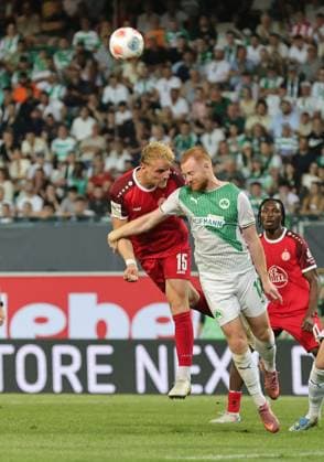 26.05.2026 - Fussball - Saison 2025 2026 - Relegation 2. Fussball Bundesliga - Rückspiel: SpVgg Greuther Fürth ( Kleeblatt ) - Rot Weiss Essen RWE - Sportfoto Zink DaMa - xdaxmax - DFL regulations prohibit any use of photographs as image sequences and or quasi-video - only for editorial use - Ben Vincent Hüning (15, Rot-Weiss Essen ) im Kopfballduell mit Paul Will (13, SpVgg Greuther Fürth )