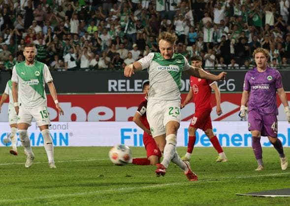 26.05.2026 - Fussball - Saison 2025 2026 - Relegation 2. Fussball Bundesliga - Rückspiel: SpVgg Greuther Fürth ( Kleeblatt ) - Rot Weiss Essen RWE - Sportfoto Zink DaMa - xdaxmax - DFL regulations prohibit any use of photographs as image sequences and or quasi-video - only for editorial use - Jannik Dehm ( 23, SpVgg Greuther Fürth ) klärt Ball