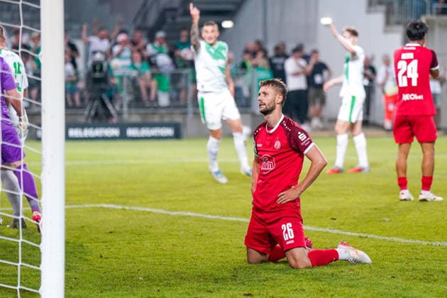 Deutschland: Fussball 2. Bundesliga Relegation 2025 - 2026 - SpVgg Greuther-Fürth vs Rot-Weiss Essen - Sportpark Ronhof I Thomas Sommer (Fürth): Abiama verlängert eine Flanke von Hofmann per Kopf an den Pfosten. Torben Müsel Torben Muesel (Rot-Weiss Essen, 26) köpft den Ball auf das leere Tor, wo Silas Prüfrock Silas Pruefrock Silas Prufrock (SpVgg Greuther Fürth, 43) wieder angerutscht kommt und pariert. Copyright: xJOERANxSTEINSIEKx