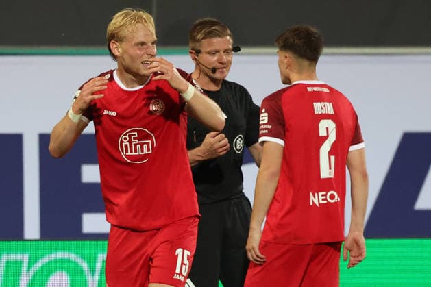 26.05.2026, xrekx, Fussball 2.Bundesliga Relegation, SpVgg Greuther Fuerth - Rot-Weiss Essen v.l. Ben Hüning Huening (Rot-Weiss Essen) enttaeuscht, enttäuscht, schaut enttaeuscht, niedergeschlagen, disappointed Schiedsrichter Referee Robert Schroeder (DFL DFB REGULATIONS PROHIBIT ANY USE OF PHOTOGRAPHS as IMAGE SEQUENCES and or QUASI-VIDEO) Fuerth