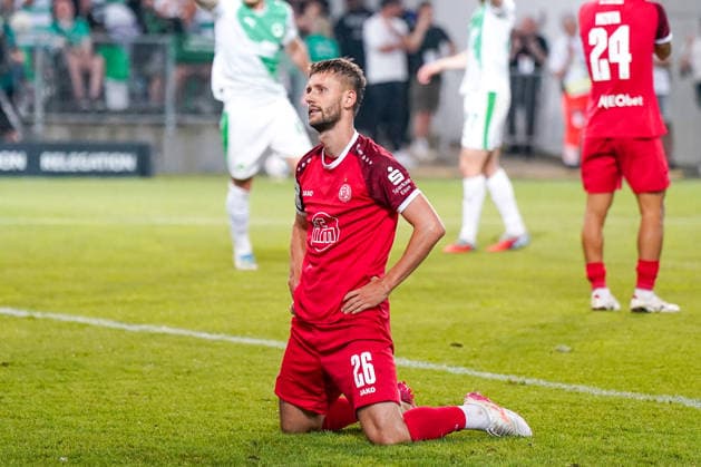 Deutschland: Fussball 2. Bundesliga Relegation 2025 - 2026 - SpVgg Greuther-Fürth vs Rot-Weiss Essen - Sportpark Ronhof I Thomas Sommer (Fürth): Abiama verlängert eine Flanke von Hofmann per Kopf an den Pfosten. Torben Müsel Torben Muesel (Rot-Weiss Essen, 26) köpft den Ball auf das leere Tor, wo Silas Prüfrock Silas Pruefrock Silas Prufrock (SpVgg Greuther Fürth, 43) wieder angerutscht kommt und pariert. Copyright: xJOERANxSTEINSIEKx