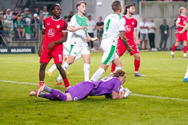 Deutschland: Fussball 2. Bundesliga Relegation 2025 - 2026 - SpVgg Greuther-Fürth vs Rot-Weiss Essen - Sportpark Ronhof I Thomas Sommer (Fürth): Silas Prüfrock Silas Pruefrock Silas Prufrock (SpVgg Greuther Fürth, 43) kann den Ball retten Copyright: xJOERANxSTEINSIEKx