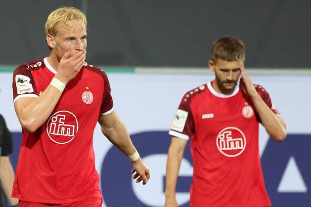 26.05.2026, xrekx, Fussball 2.Bundesliga Relegation, SpVgg Greuther Fuerth - Rot-Weiss Essen v.l. Ben Hüning Huening (Rot-Weiss Essen) Torben Müsel Muesel (Rot-Weiss Essen) enttaeuscht, enttäuscht, schaut enttaeuscht, niedergeschlagen, disappointed (DFL DFB REGULATIONS PROHIBIT ANY USE OF PHOTOGRAPHS as IMAGE SEQUENCES and or QUASI-VIDEO) Fuerth