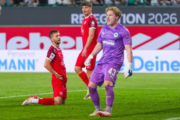 26.05.2026, xydrx, Herren, Fußball, Relegation Rückspiel, 2.Bundesliga, SpVgg Greuther Fürth - Rot-Weiss Essen, Saison 2025 2026, Sportpark Ronhof: Torben Muesel (Rot-Weiss Essen, 26) kniet auf dem Boden nach seiner vergebenen Chance DFB regulations prohibit any use of photographs as image sequences and or quasi-video. Copyright: HMBxMedia YannisxDreimann
