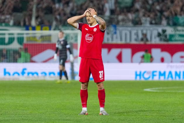 26.05.2026, xydrx, Herren, Fußball, Relegation Rückspiel, 2.Bundesliga, SpVgg Greuther Fürth - Rot-Weiss Essen, Saison 2025 2026, Sportpark Ronhof: Jannik Hofmann (Rot-Weiss Essen, 37) schlägt die Hände über dem Kopf zusammen DFB regulations prohibit any use of photographs as image sequences and or quasi-video. Copyright: HMBxMedia YannisxDreimann