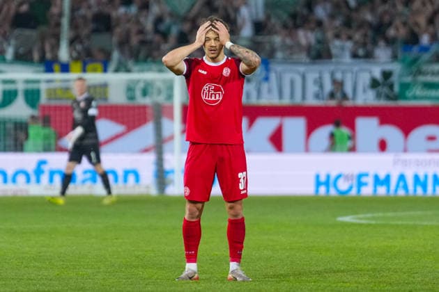 26.05.2026, xydrx, Herren, Fußball, Relegation Rückspiel, 2.Bundesliga, SpVgg Greuther Fürth - Rot-Weiss Essen, Saison 2025 2026, Sportpark Ronhof: Jannik Hofmann (Rot-Weiss Essen, 37) schlägt die Hände über dem Kopf zusammen DFB regulations prohibit any use of photographs as image sequences and or quasi-video. Copyright: HMBxMedia YannisxDreimann