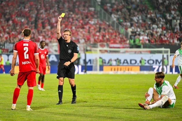 Relagation 2.Bundesliga: SpVgg Greuther Fürth - Rot-Weiss Essen; 26.05.2026 FÜRTH, GERMANY - 26. MAI: im Bild Referee Robert SCHRÖDER zeigt Michael KOSTKA (Rot-Weiss Essen 2) die gelbe Karte während dem Match zwischen der SpVgg Greuther Fürth und Rot-Weiss Essen beim Rückspiel der Relegation zur 2. Bundesliga im Sportpark Ronhof DFL REGULATIONS PROHIBIT ANY USE OF PHOTOGRAPHS AS IMAGE SEQUENCES AND OR QUASI-VIDEO Copyright: xBEAUTIFULxSPORTS Goldbergx