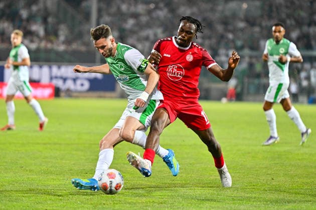 Relagation 2.Bundesliga: SpVgg Greuther Fürth - Rot-Weiss Essen; 26.05.2026 FÜRTH, GERMANY - 26. MAI: im Duell Branimir HRGOTA (SpVgg Greuther Fuerth 10) und Dickson ABIAMA (Rot-Weiss Essen 11) während dem Match zwischen der SpVgg Greuther Fürth und Rot-Weiss Essen beim Rückspiel der Relegation zur 2. Bundesliga im Sportpark Ronhof DFL REGULATIONS PROHIBIT ANY USE OF PHOTOGRAPHS AS IMAGE SEQUENCES AND OR QUASI-VIDEO Copyright: xBEAUTIFULxSPORTS Goldbergx