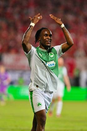 Relagation 2.Bundesliga: SpVgg Greuther Fürth - Rot-Weiss Essen; 26.05.2026 FÜRTH, GERMANY - 26. MAI: im Bild Noel FUTKEU (SpVgg Greuther Fuerth 9) Einzelfoto Freisteller der das Publikum nochmal anheizt während dem Match zwischen der SpVgg Greuther Fürth und Rot-Weiss Essen beim Rückspiel der Relegation zur 2. Bundesliga im Sportpark Ronhof DFL REGULATIONS PROHIBIT ANY USE OF PHOTOGRAPHS AS IMAGE SEQUENCES AND OR QUASI-VIDEO Copyright: xBEAUTIFULxSPORTS Goldbergx