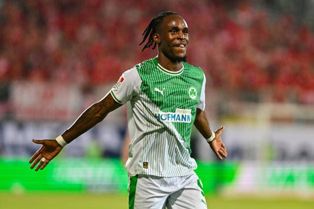 Relagation 2.Bundesliga: SpVgg Greuther Fürth - Rot-Weiss Essen; 26.05.2026 FÜRTH, GERMANY - 26. MAI: im Bild Noel FUTKEU (SpVgg Greuther Fuerth 9) Einzelfoto Freisteller der das Publikum nochmal anheizt während dem Match zwischen der SpVgg Greuther Fürth und Rot-Weiss Essen beim Rückspiel der Relegation zur 2. Bundesliga im Sportpark Ronhof DFL REGULATIONS PROHIBIT ANY USE OF PHOTOGRAPHS AS IMAGE SEQUENCES AND OR QUASI-VIDEO Copyright: xBEAUTIFULxSPORTS Goldbergx