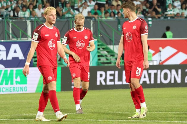 26.05.2026, xrekx, Fussball 2.Bundesliga Relegation, SpVgg Greuther Fuerth - Rot-Weiss Essen v.l. Ben Hüning Huening (Rot-Weiss Essen) Lucas Brumme (Rot-Weiss Essen) Marek Janssen (Rot-Weiss Essen) enttaeuscht, enttäuscht, schaut enttaeuscht, niedergeschlagen, disappointed (DFL DFB REGULATIONS PROHIBIT ANY USE OF PHOTOGRAPHS as IMAGE SEQUENCES and or QUASI-VIDEO) Fuerth