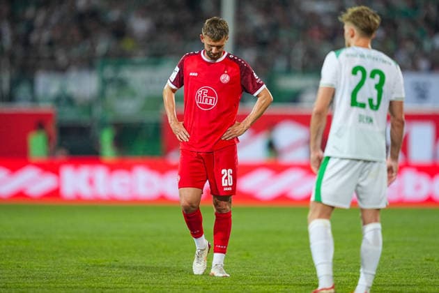 26.05.2026, xydrx, Herren, Fußball, Relegation Rückspiel, 2.Bundesliga, SpVgg Greuther Fürth - Rot-Weiss Essen, Saison 2025 2026, Sportpark Ronhof: Torben Muesel (Rot-Weiss Essen, 26) lässt enttäuscht den Kopf hängen DFB regulations prohibit any use of photographs as image sequences and or quasi-video. Copyright: HMBxMedia YannisxDreimann