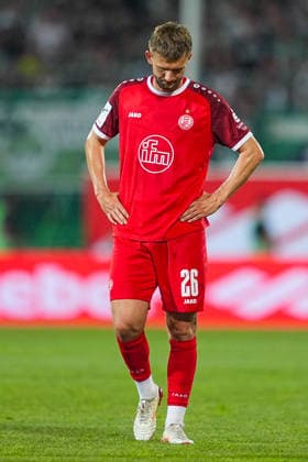 26.05.2026, xydrx, Herren, Fußball, Relegation Rückspiel, 2.Bundesliga, SpVgg Greuther Fürth - Rot-Weiss Essen, Saison 2025 2026, Sportpark Ronhof: Torben Muesel (Rot-Weiss Essen, 26) lässt enttäuscht den Kopf hängen DFB regulations prohibit any use of photographs as image sequences and or quasi-video. Copyright: HMBxMedia YannisxDreimann
