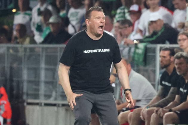 26.05.2026, xrekx, Fussball 2.Bundesliga Relegation, SpVgg Greuther Fuerth - Rot-Weiss Essen v.l. Uwe Koschinat Trainer (Rot-Weiss Essen) enttaeuscht, enttäuscht, schaut enttaeuscht, niedergeschlagen, disappointed (DFL DFB REGULATIONS PROHIBIT ANY USE OF PHOTOGRAPHS as IMAGE SEQUENCES and or QUASI-VIDEO) Fuerth