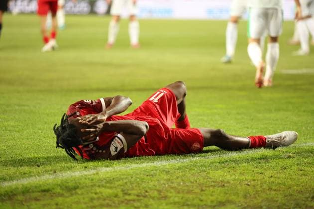 Dickson Abiama ( 11; Rot-Weiss Essen) liegt auf dem Rasen und hält sich das Gesicht mit beiden Händen. Im Hintergrund sind Spieler der SpVgg Greuther Fürth zu erkennen. Dickson Abiama ( 11; Rot-Weiss Essen) liegt verletzt am Boden