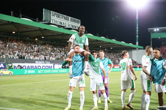26.05.2026, xrekx, Fussball 2.Bundesliga Relegation, SpVgg Greuther Fuerth - Rot-Weiss Essen v.l. Noel Futkeu (SpVgg Greuther Fuerth) Felix Higl (SpVgg Greuther Fuerth) Mannschaft, Spieler, jubeln nach Spielende, Team, Player, celebrate at the end of the match (DFL DFB REGULATIONS PROHIBIT ANY USE OF PHOTOGRAPHS as IMAGE SEQUENCES and or QUASI-VIDEO) Fuerth