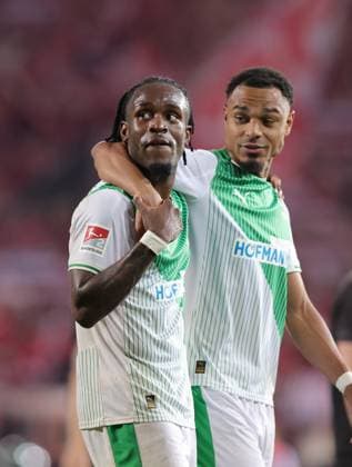 26.05.2026 - Fussball - Saison 2025 2026 - Relegation 2. Fussball Bundesliga - Rückspiel: SpVgg Greuther Fürth ( Kleeblatt ) - Rot Weiss Essen RWE - Sportfoto Zink DaMa - xdaxmax - DFL regulations prohibit any use of photographs as image sequences and or quasi-video - only for editorial use - Freude Jubel nach Spielende - Noel Futkeu (9, SpVgg Greuther Fürth ) Sacha Banse Bansé (6, SpVgg Greuther Fürth )