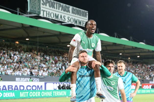 26.05.2026, xrekx, Fussball 2.Bundesliga Relegation, SpVgg Greuther Fuerth - Rot-Weiss Essen v.l. Noel Futkeu (SpVgg Greuther Fuerth) Felix Higl (SpVgg Greuther Fuerth) Aaron Keller (SpVgg Greuther Fuerth) Mannschaft, Spieler, jubeln nach Spielende, Team, Player, celebrate at the end of the match (DFL DFB REGULATIONS PROHIBIT ANY USE OF PHOTOGRAPHS as IMAGE SEQUENCES and or QUASI-VIDEO) Fuerth