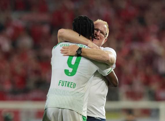 26.05.2026 - Fussball - Saison 2025 2026 - Relegation 2. Fussball Bundesliga - Rückspiel: SpVgg Greuther Fürth ( Kleeblatt ) - Rot Weiss Essen RWE - Sportfoto Zink DaMa - xdaxmax - DFL regulations prohibit any use of photographs as image sequences and or quasi-video - only for editorial use - Freude Jubel nach Spielende - Noel Futkeu (9, SpVgg Greuther Fürth ) Heiko Vogel ( Trainer SpVgg Greuther Fürth )