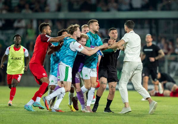 Rudelbildung nach dem Spiel. SpVgg Greuther Fürth - Rot Weiss Essen, Fussball, Relegation zur 2. Bundesliga Rückspiel, Sportpark Ronhof, Fürth DFL regulations prohibit any use of photographs as image sequences and or quasi-video. Copyright: HMBxMedia xMarcoxBader