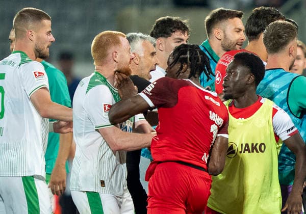 Dickson Abiama (Rot-Weiss Essen, 11) re. greift Paul Will (SpVgg Greuther Fuerth, 13) an den Hals. SpVgg Greuther Fürth - Rot Weiss Essen, Fussball, Relegation zur 2. Bundesliga Rückspiel, Sportpark Ronhof, Fürth DFL regulations prohibit any use of photographs as image sequences and or quasi-video. Copyright: HMBxMedia xMarcoxBader