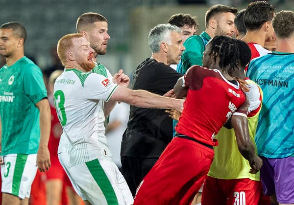 Dickson Abiama (Rot-Weiss Essen, 11) re. greift Paul Will (SpVgg Greuther Fuerth, 13) an den Hals, dieser fällt danach hin. SpVgg Greuther Fürth - Rot Weiss Essen, Fussball, Relegation zur 2. Bundesliga Rückspiel, Sportpark Ronhof, Fürth DFL regulations prohibit any use of photographs as image sequences and or quasi-video. Copyright: HMBxMedia xMarcoxBader