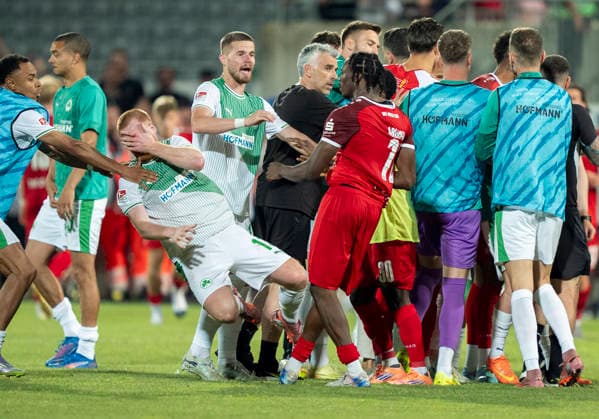 Dickson Abiama (Rot-Weiss Essen, 11) re. greift Paul Will (SpVgg Greuther Fuerth, 13) an den Hals, dieser fällt danach hin. SpVgg Greuther Fürth - Rot Weiss Essen, Fussball, Relegation zur 2. Bundesliga Rückspiel, Sportpark Ronhof, Fürth DFL regulations prohibit any use of photographs as image sequences and or quasi-video. Copyright: HMBxMedia xMarcoxBader