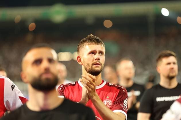 Torben Müsel ( 26; Rot-Weiss Essen) klatscht mit gefalteten Händen und blickt in die Kurve. Im Hintergrund stehen weitere Spieler und Offizielle von Rot-Weiss Essen. Torben Müsel ( 26; Rot-Weiss Essen) applaudiert den Fans