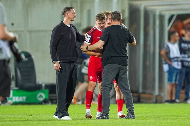 26.05.2026, xydrx, Herren, Fußball, Relegation Rückspiel, 2.Bundesliga, SpVgg Greuther Fürth - Rot-Weiss Essen, Saison 2025 2026, Sportpark Ronhof: Jannik Hofmann (Rot-Weiss Essen, 37) traurig enttäuscht über den verpassten Aufstieg DFB regulations prohibit any use of photographs as image sequences and or quasi-video. Copyright: HMBxMedia YannisxDreimann