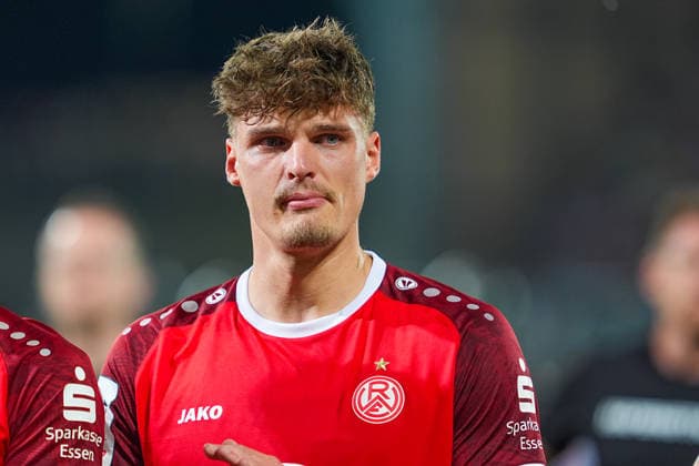 26.05.2026, xydrx, Herren, Fußball, Relegation Rückspiel, 2.Bundesliga, SpVgg Greuther Fürth - Rot-Weiss Essen, Saison 2025 2026, Sportpark Ronhof: Marek Janssen (Rot-Weiss Essen, 20) traurig enttäuscht über den verpassten Aufstieg DFB regulations prohibit any use of photographs as image sequences and or quasi-video. Copyright: HMBxMedia YannisxDreimann