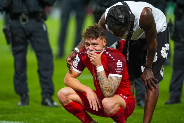 26.05.2026, xydrx, Herren, Fußball, Relegation Rückspiel, 2.Bundesliga, SpVgg Greuther Fürth - Rot-Weiss Essen, Saison 2025 2026, Sportpark Ronhof: Jannik Hofmann (Rot-Weiss Essen, 37) traurig enttäuscht über den verpassten Aufstieg DFB regulations prohibit any use of photographs as image sequences and or quasi-video. Copyright: HMBxMedia YannisxDreimann