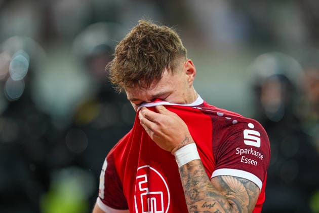 26.05.2026, xydrx, Herren, Fußball, Relegation Rückspiel, 2.Bundesliga, SpVgg Greuther Fürth - Rot-Weiss Essen, Saison 2025 2026, Sportpark Ronhof: Jannik Hofmann (Rot-Weiss Essen, 37) traurig enttäuscht über den verpassten Aufstieg DFB regulations prohibit any use of photographs as image sequences and or quasi-video. Copyright: HMBxMedia YannisxDreimann