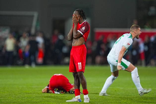 26.05.2026, xydrx, Herren, Fußball, Relegation Rückspiel, 2.Bundesliga, SpVgg Greuther Fürth - Rot-Weiss Essen, Saison 2025 2026, Sportpark Ronhof: Dickson Abiama (Rot-Weiss Essen, 11) traurig enttäuscht über den verpassten Aufstieg DFB regulations prohibit any use of photographs as image sequences and or quasi-video. Copyright: HMBxMedia YannisxDreimann