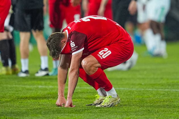 26.05.2026, xydrx, Herren, Fußball, Relegation Rückspiel, 2.Bundesliga, SpVgg Greuther Fürth - Rot-Weiss Essen, Saison 2025 2026, Sportpark Ronhof: Marek Janssen (Rot-Weiss Essen, 20) traurig enttäuscht über den verpassten Aufstieg DFB regulations prohibit any use of photographs as image sequences and or quasi-video. Copyright: HMBxMedia YannisxDreimann
