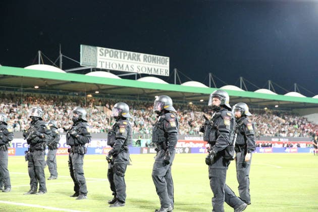 26.05.2026, xrekx, Fussball 2.Bundesliga Relegation, SpVgg Greuther Fuerth - Rot-Weiss Essen v.l. Polizei Symbolfoto, Symbolbild, Symbol Stadion, symbolic photo, symbolic image, symbolic stadium (DFL DFB REGULATIONS PROHIBIT ANY USE OF PHOTOGRAPHS as IMAGE SEQUENCES and or QUASI-VIDEO) Fuerth