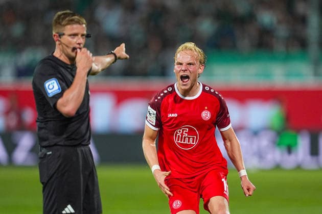 26.05.2026, xydrx, Herren, Fußball, Relegation Rückspiel, 2.Bundesliga, SpVgg Greuther Fürth - Rot-Weiss Essen, Saison 2025 2026, Sportpark Ronhof: Ben Huening (Rot-Weiss Essen, 15) beschert sich bei Robert Schroeder (Schiedsrichter) DFB regulations prohibit any use of photographs as image sequences and or quasi-video. Copyright: HMBxMedia YannisxDreimann