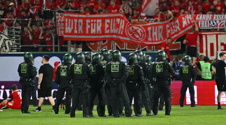 26.05.2026 - Fussball - Saison 2025 2026 - Relegation 2. Fussball Bundesliga - Hinspiel: SpVgg Greuther Fürth ( Kleeblatt ) - Rot Weiss Essen RWE - Sportfoto Zink - xwoxzix - DFL regulations prohibit any use of photographs as image sequences and or quasi-video - only for editorial use - Polizei vor Fans Fanblock Essen